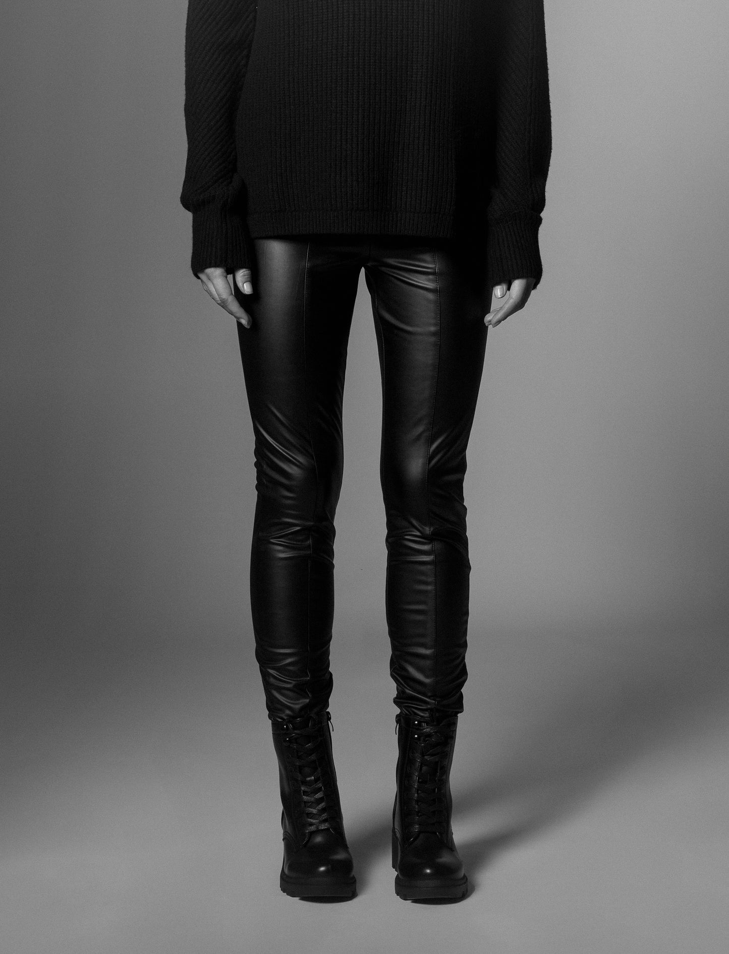 LEGGING IN TESSUTO EFFETTO PELLE - Nero