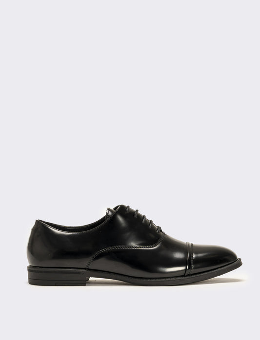 Scarpa stringata con doppie cuciture sulla punta da uomo - Nero