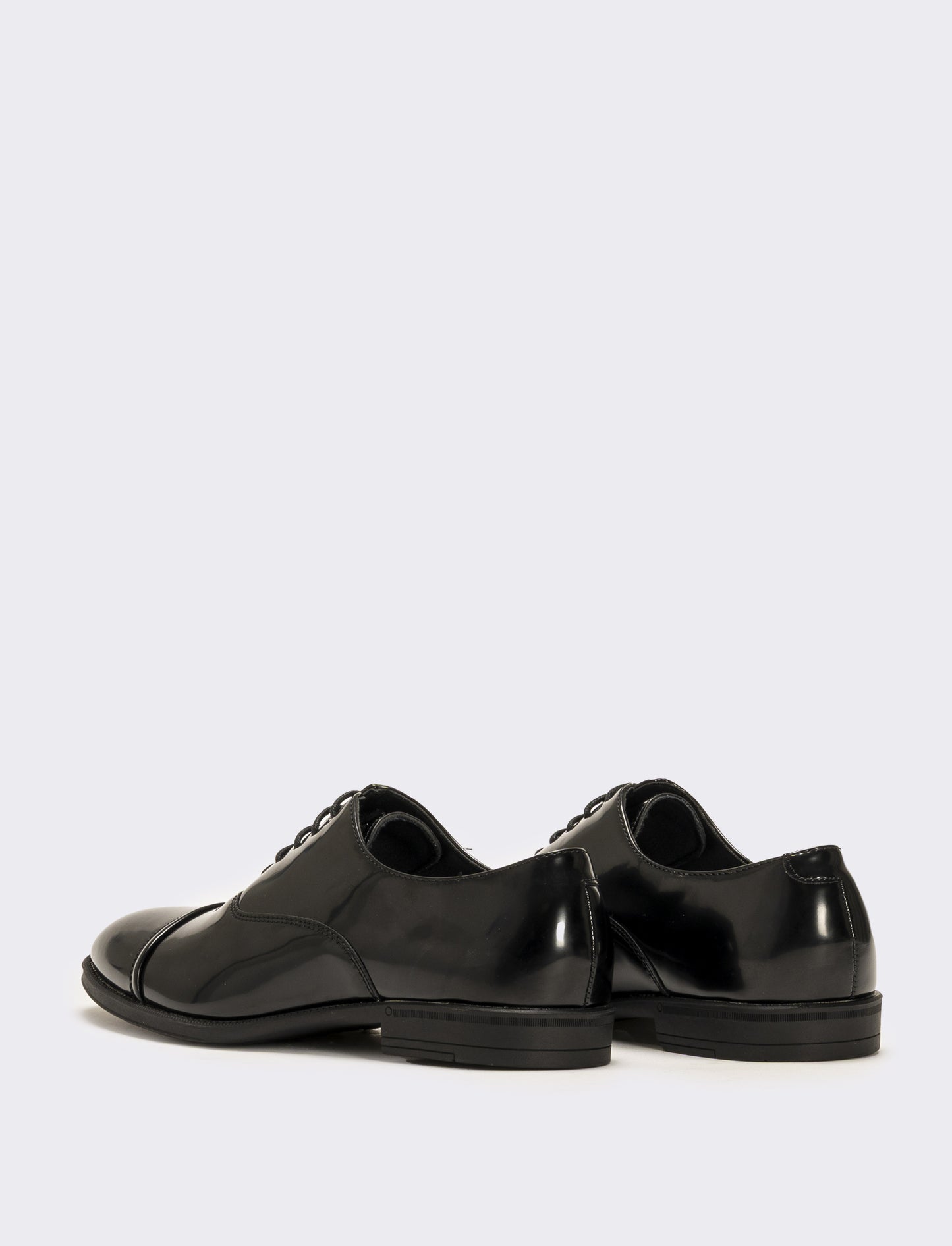 Scarpa stringata con doppie cuciture sulla punta da uomo - Nero