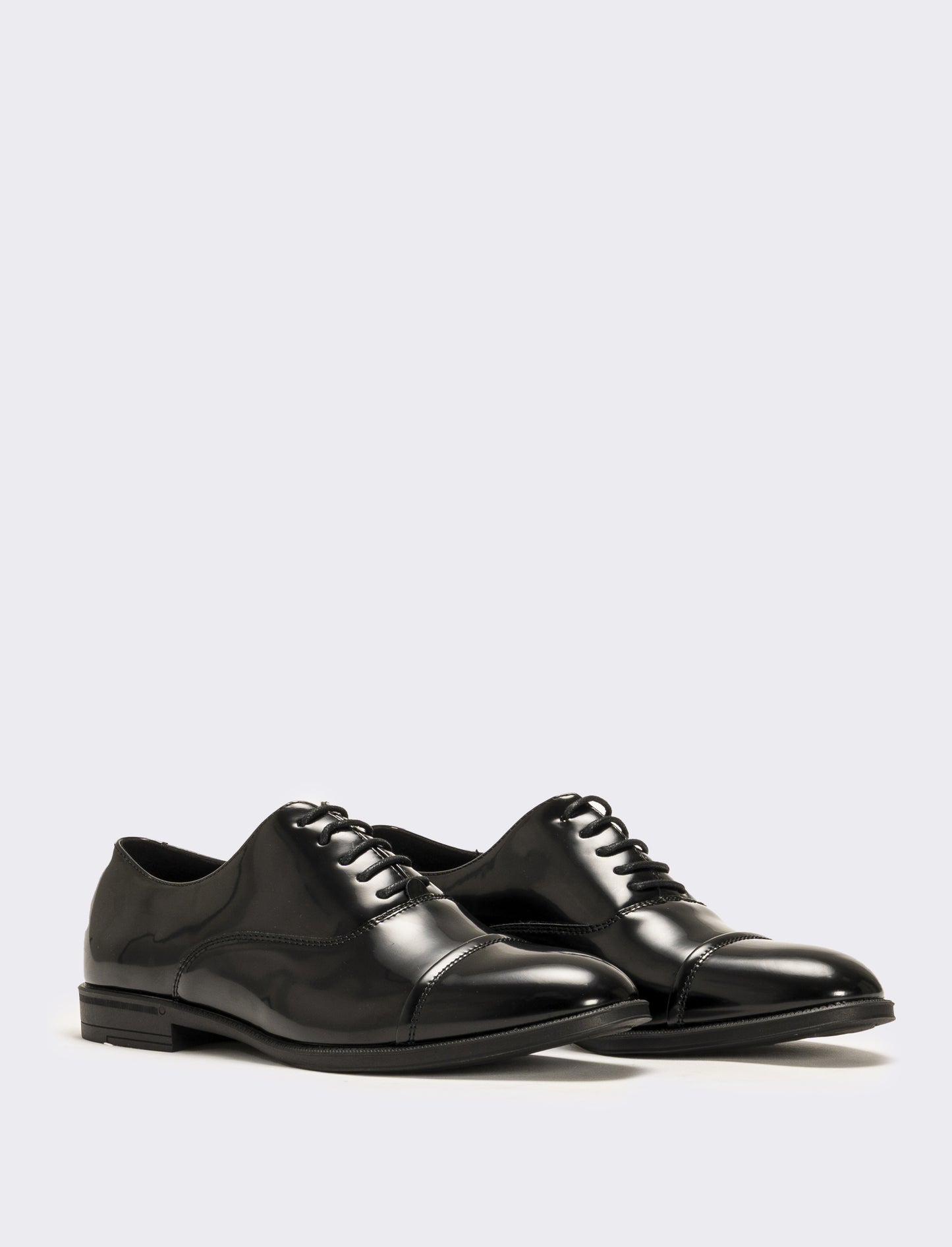Scarpa stringata con doppie cuciture sulla punta da uomo - Nero