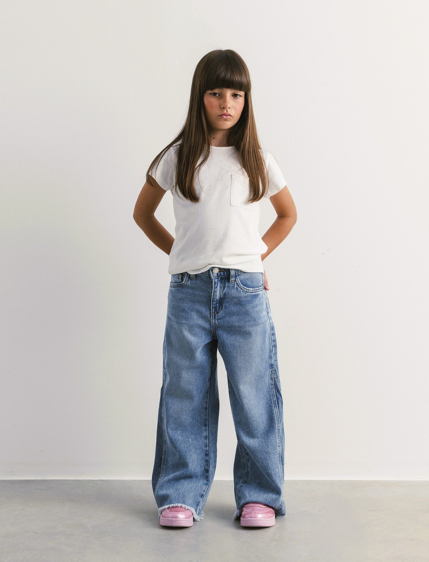 Jeans gamba larga da bambina con inserto laterale. - Denim