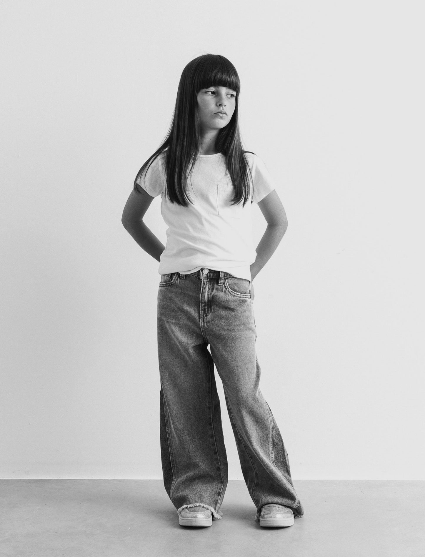 Jeans gamba larga da bambina con inserto laterale. - Denim