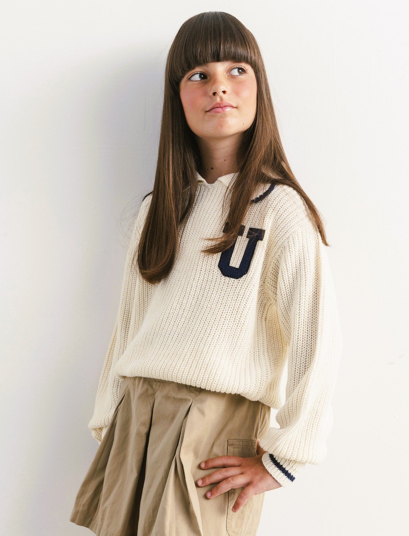 Pullover da bambina stile college. - Beige