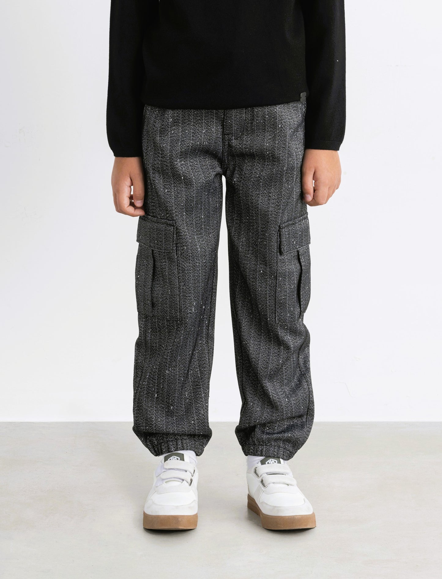Pantalone in tessuto spigato. - Grigio