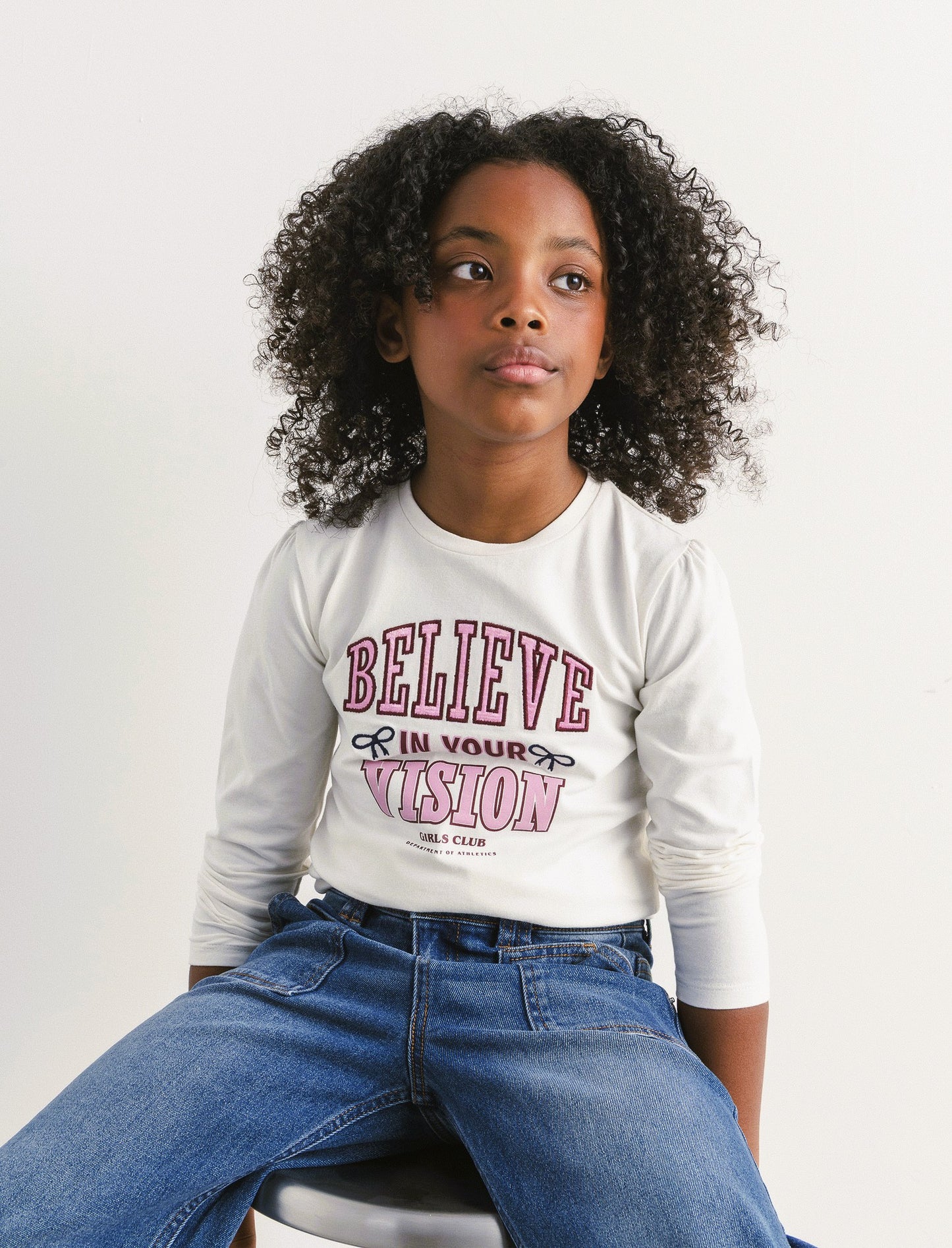 T-shirt manica lunga con stampa e ricamo stile college. - Bianco latte