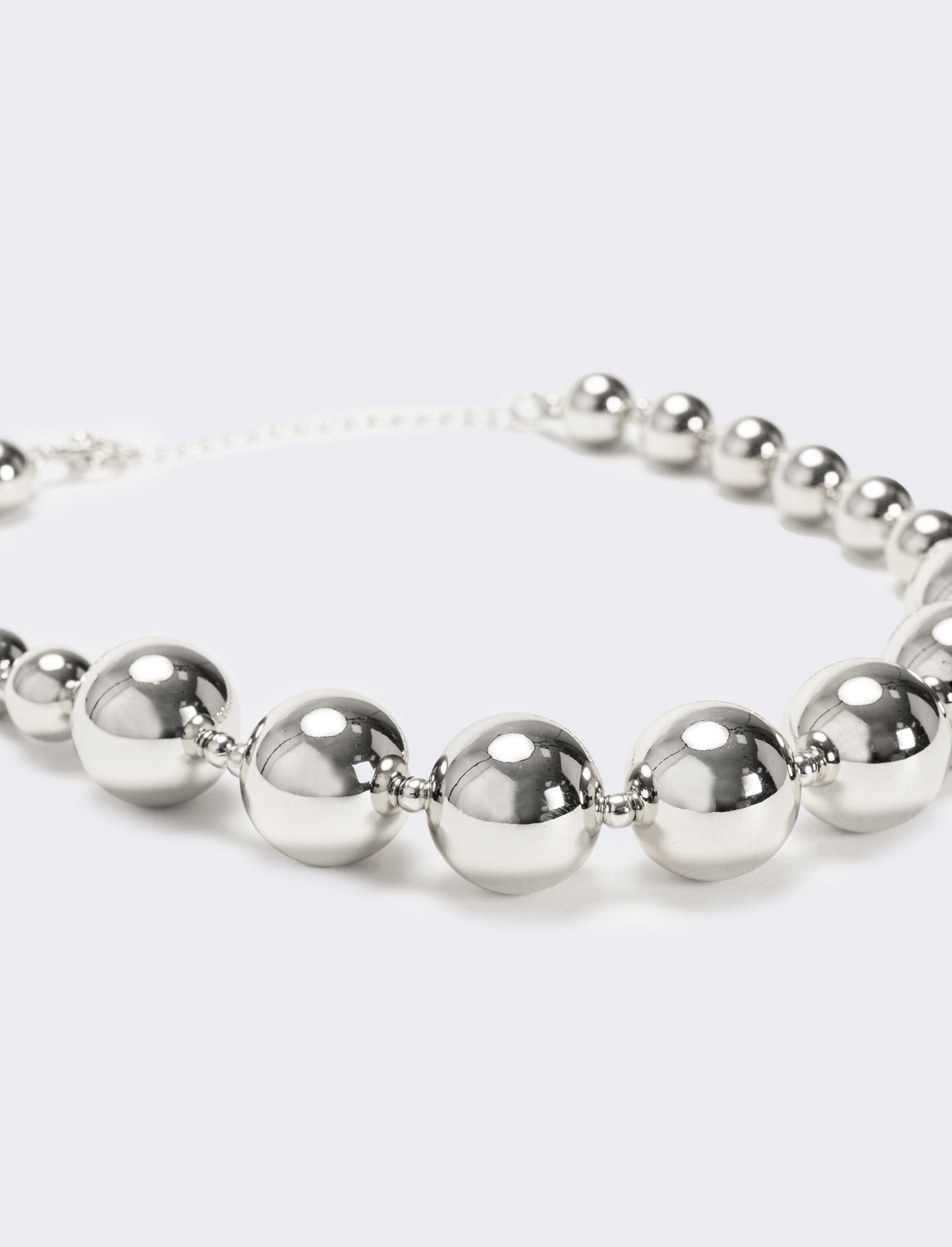 Collana con perle metal di varie dimensioni - Argento