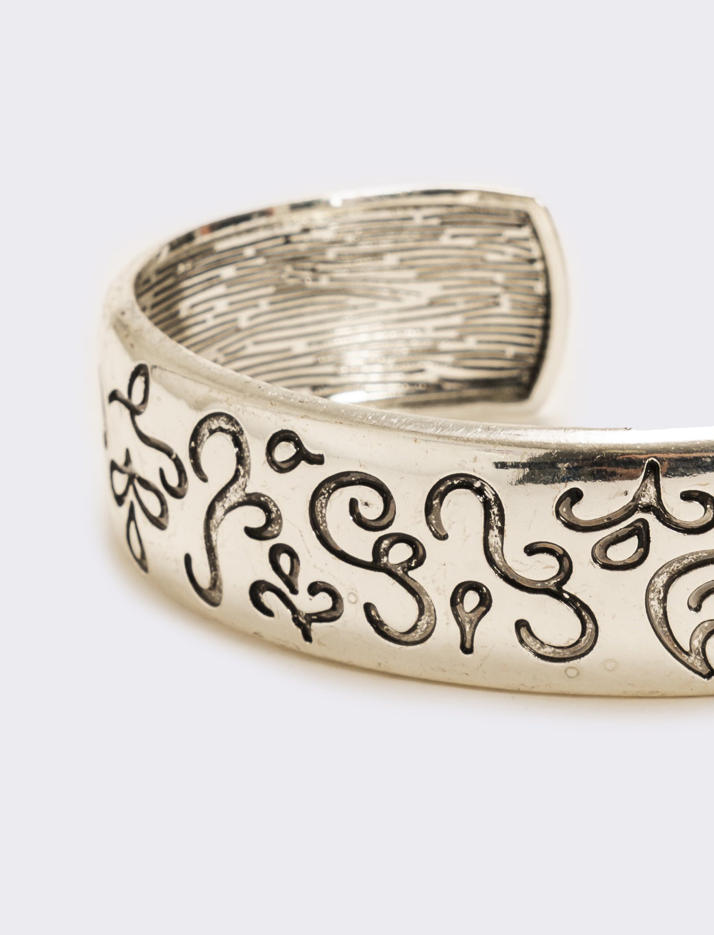 Bracciale rigido bombato con dettagli - Argento