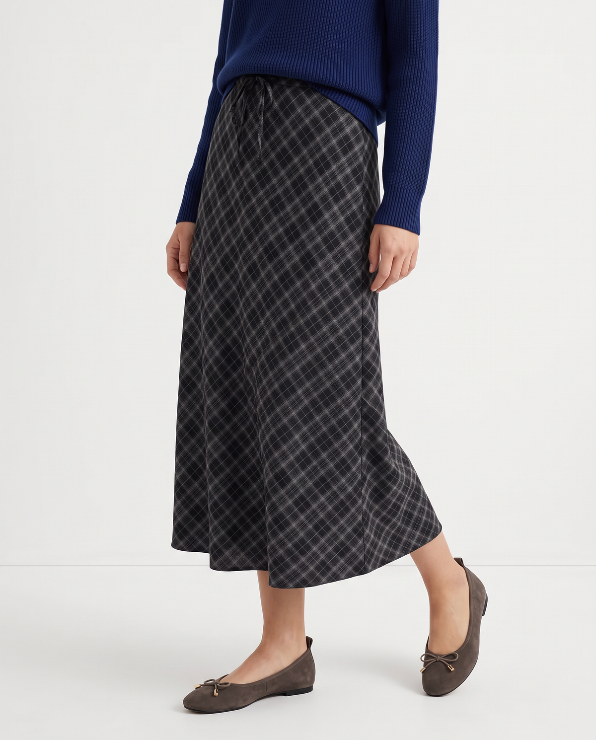 Long skirt with drawstring at the waist - 