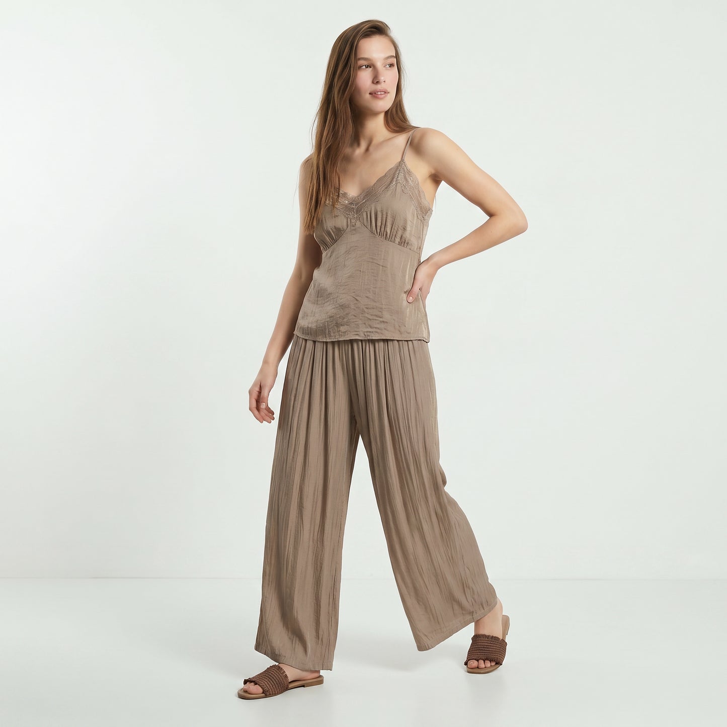 Top con Bretelle Sottili e Pizzo - Beige