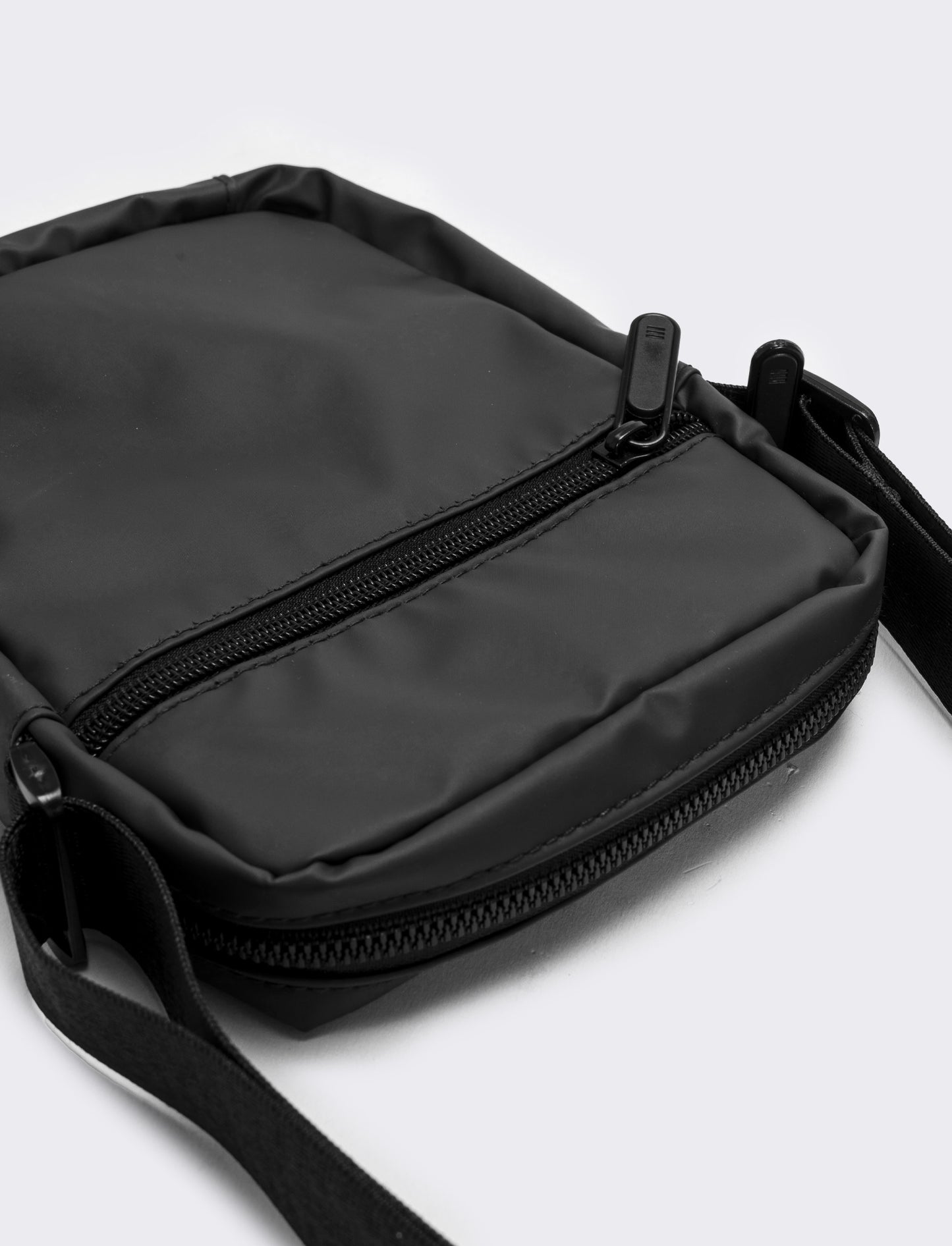 Borsa uomo a tracolla gommata con zip - Nero