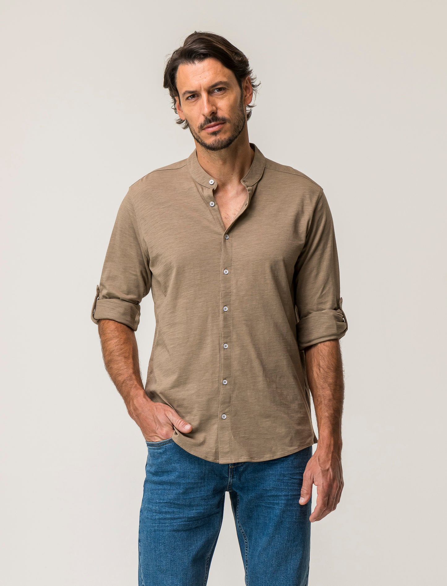 Camicia regular fit realizzata in tessuto jersey slub in puro cotone con collo coreano e maniche lun - Grigio tortora