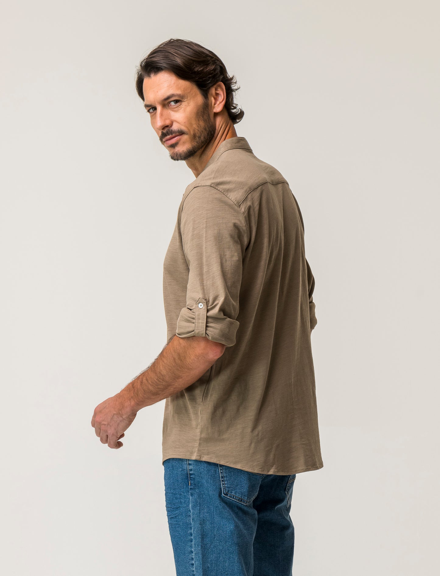 Camicia regular fit realizzata in tessuto jersey slub in puro cotone con collo coreano e maniche lun - Grigio tortora