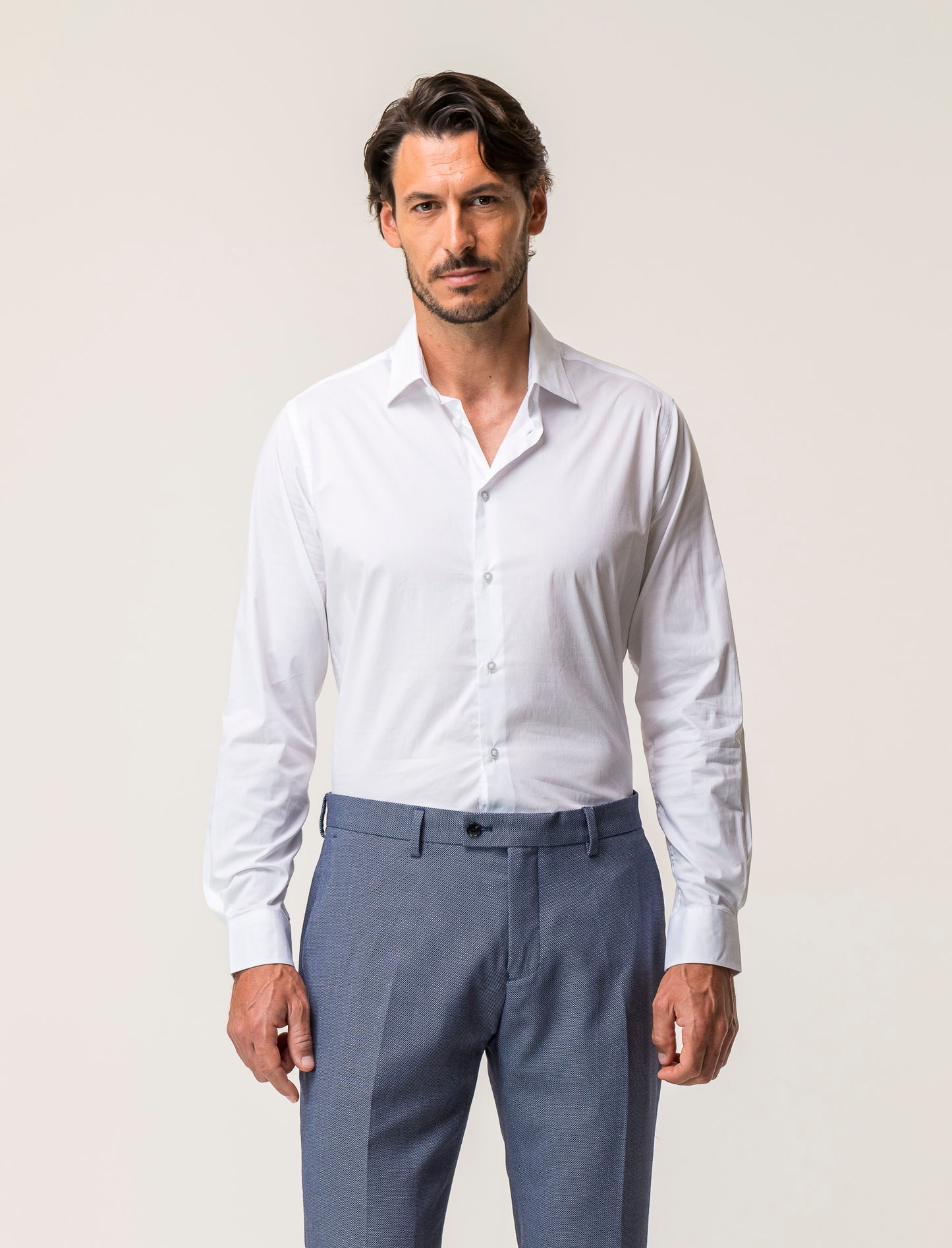 Camicia realizzata in tessuto di cotone elasticizzato con collo francese e maniche lunghe - Bianco