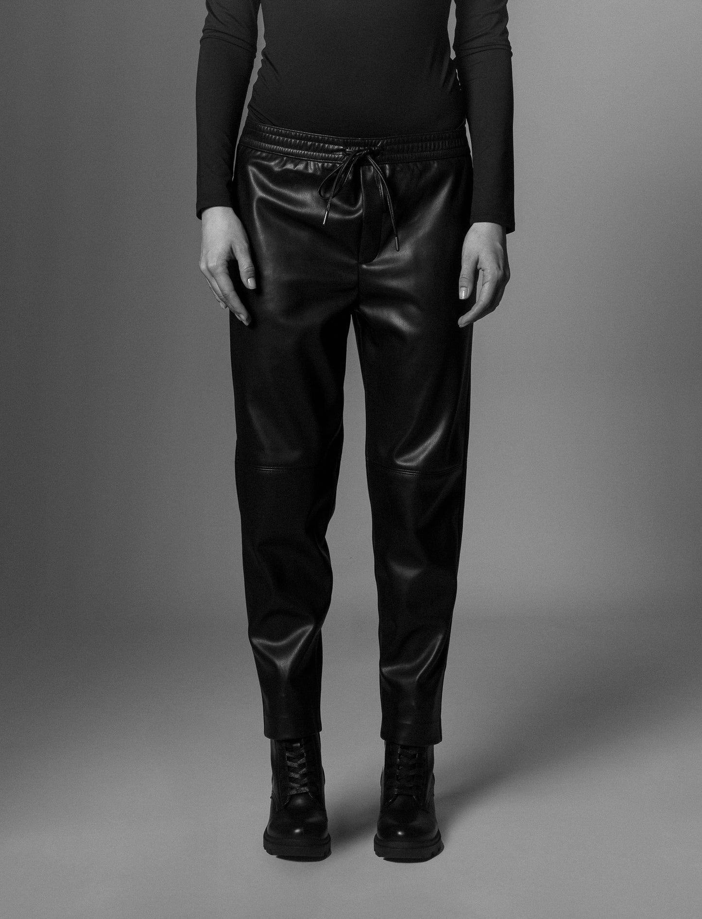 PANTALONE IN TESSUTO EFFETTO PELLE - Nero