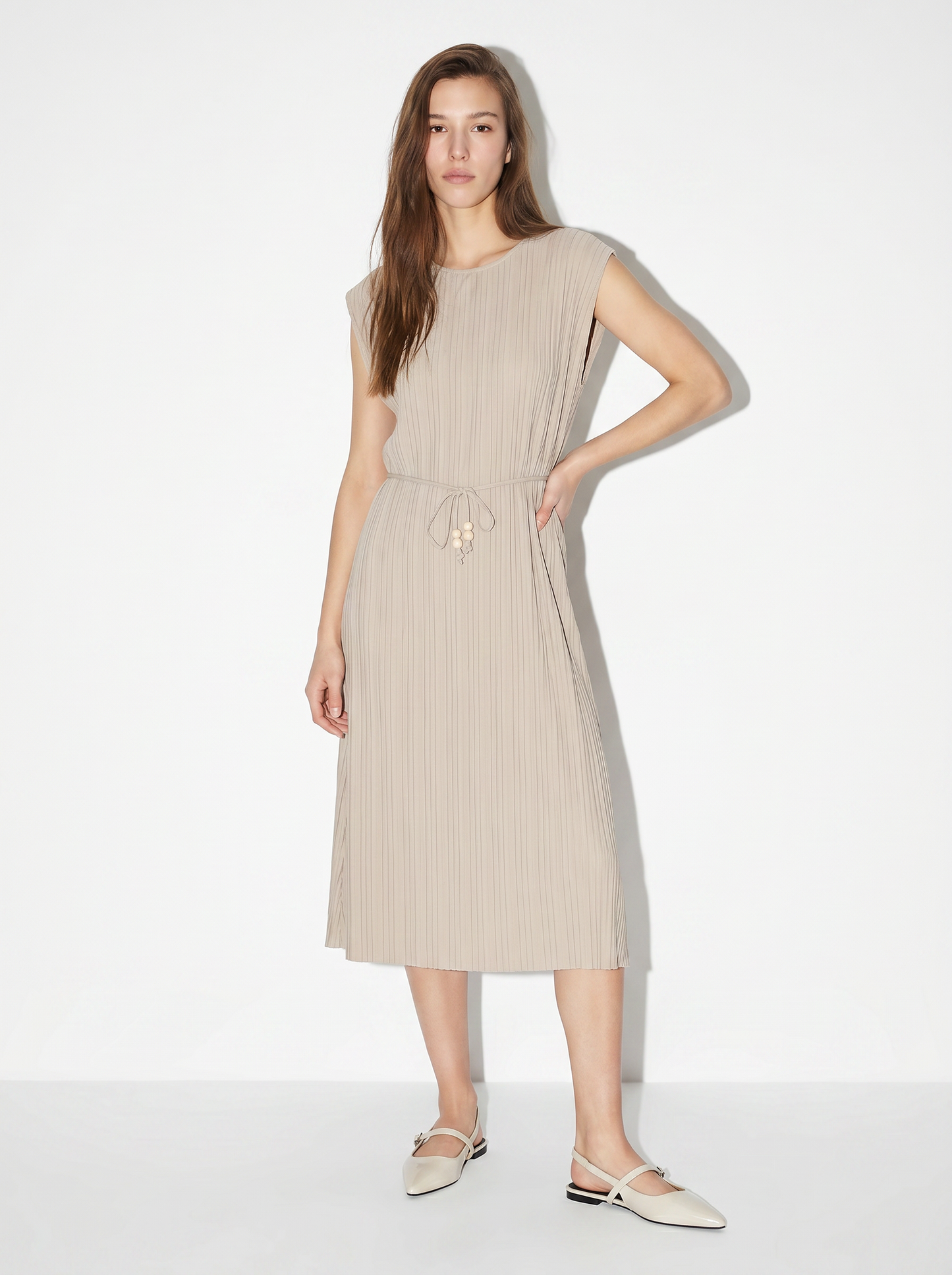 Abito midi plissé con cintura - Beige