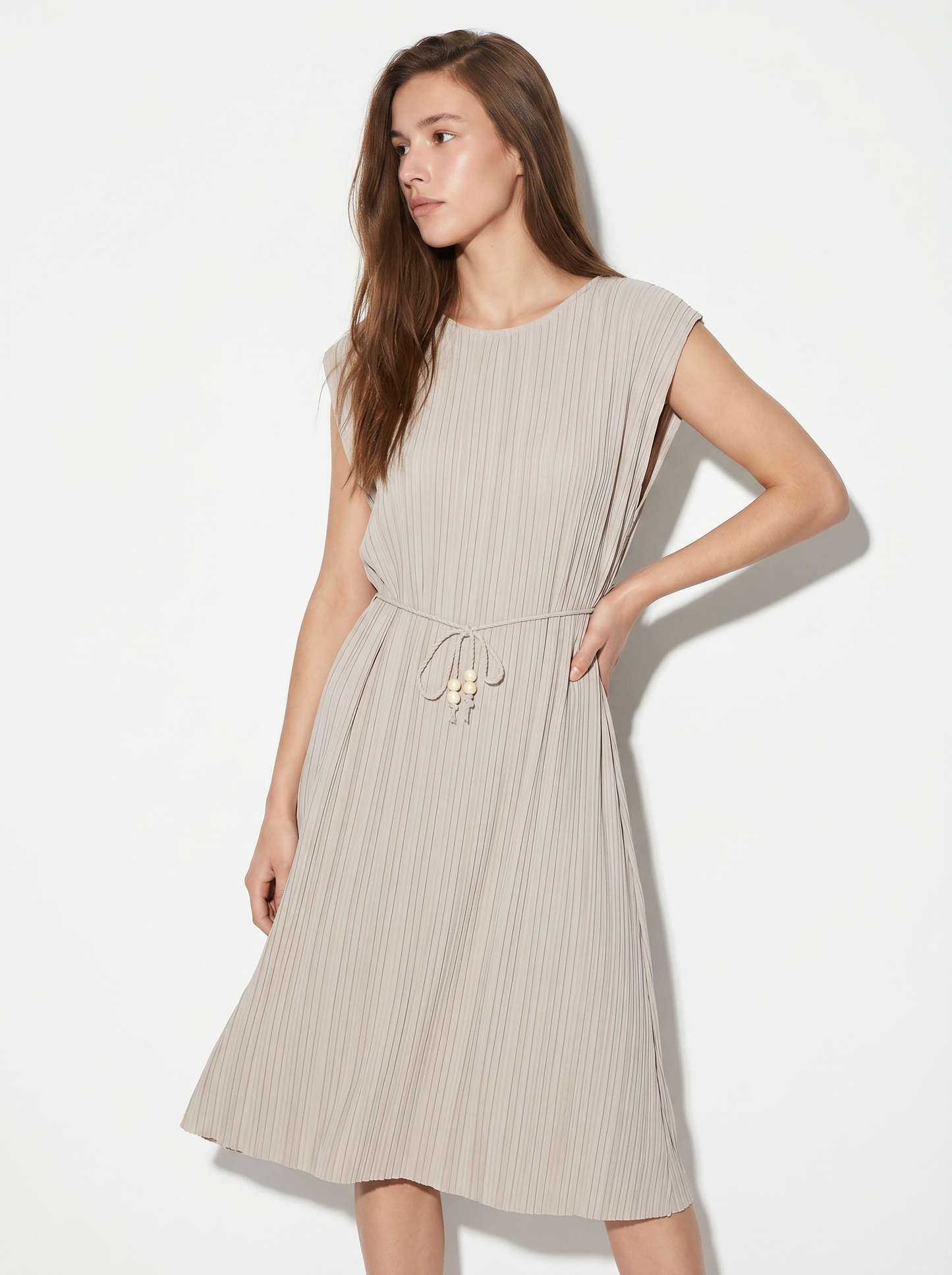 Abito midi plissé con cintura - Beige