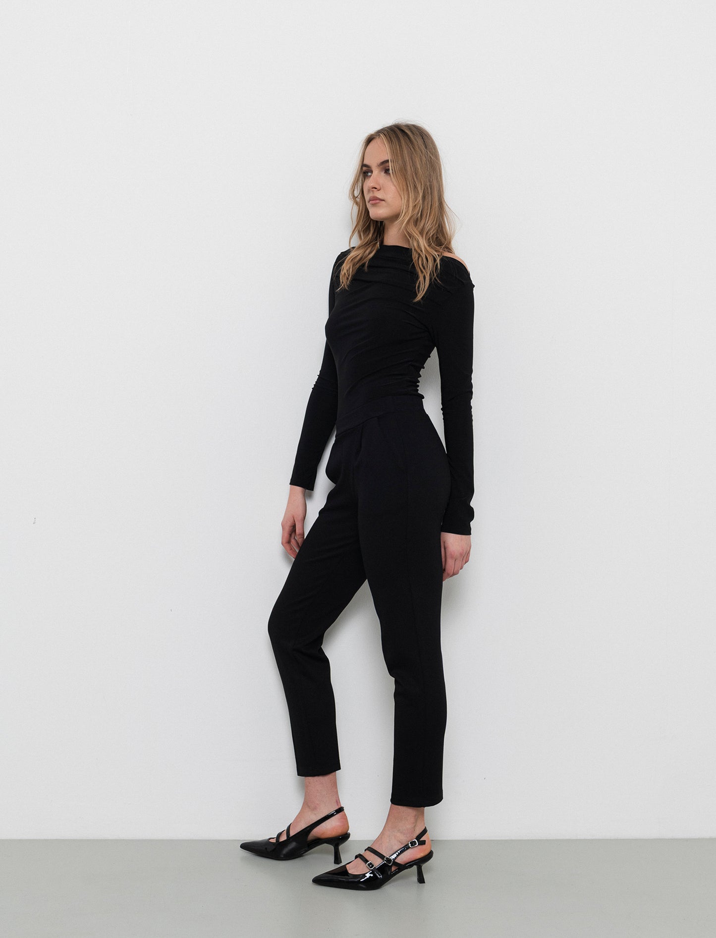 Pantalone sigaretta con pence sul davanti - Nero