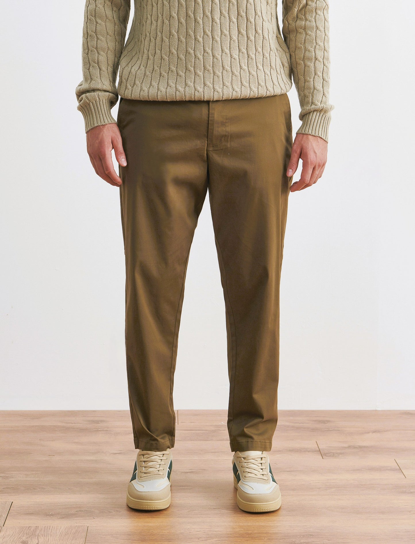 PANTALONI CHINO RELAXED TESSUTO PREMIUM - Grigio fango