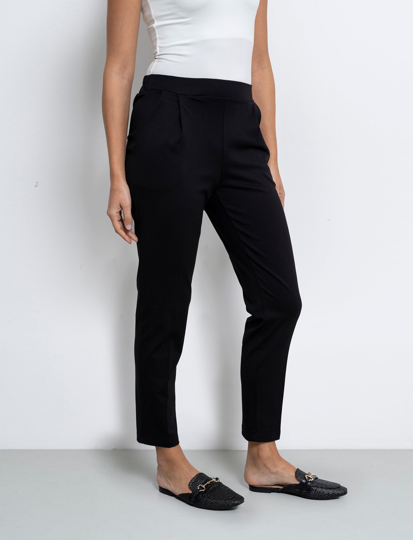 Pantalone elegante con taglio dritto, pieghe frontali e fascia elastica in vita. - Nero