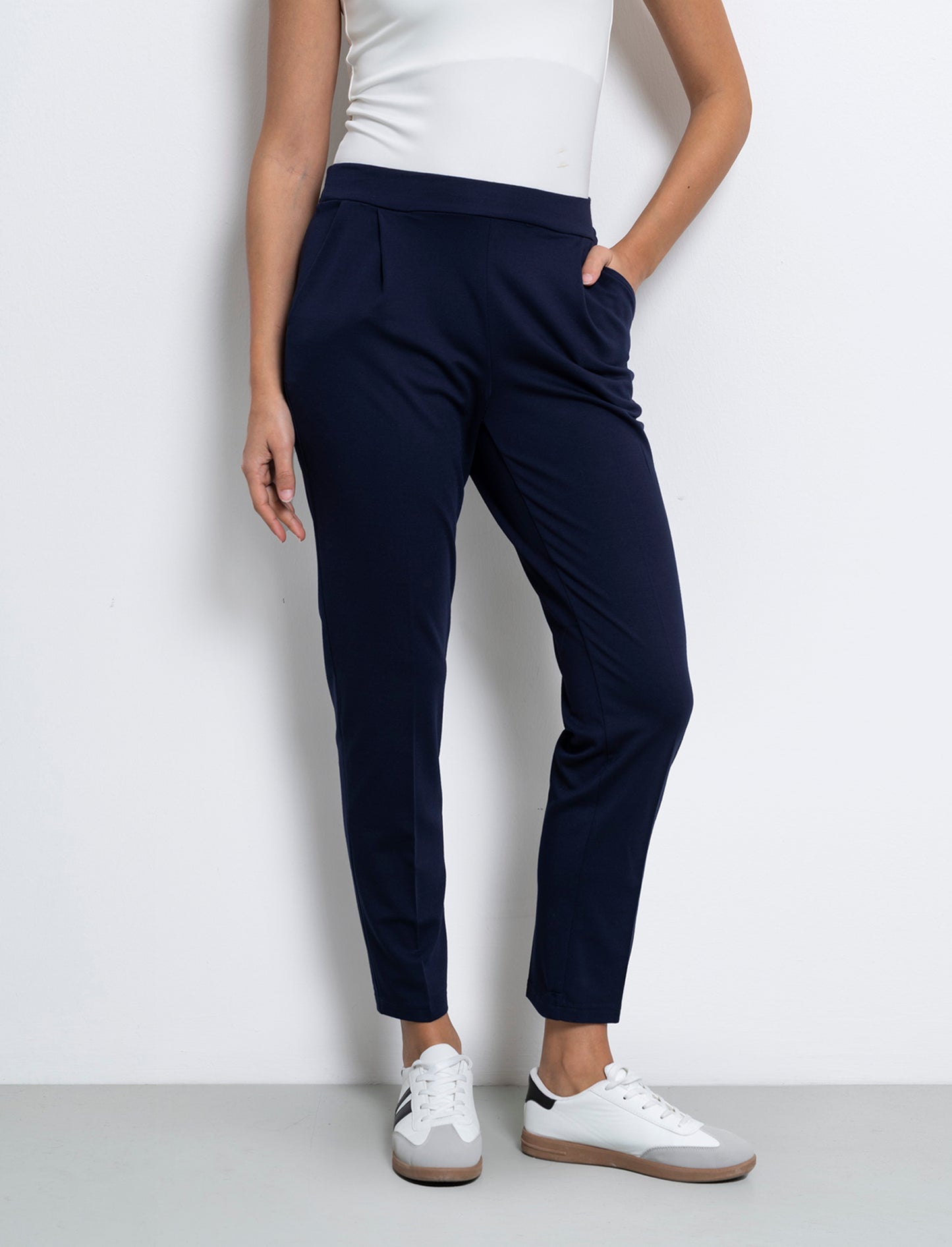 Pantalone elegante con taglio dritto, pieghe frontali e fascia elastica in vita. - Blu