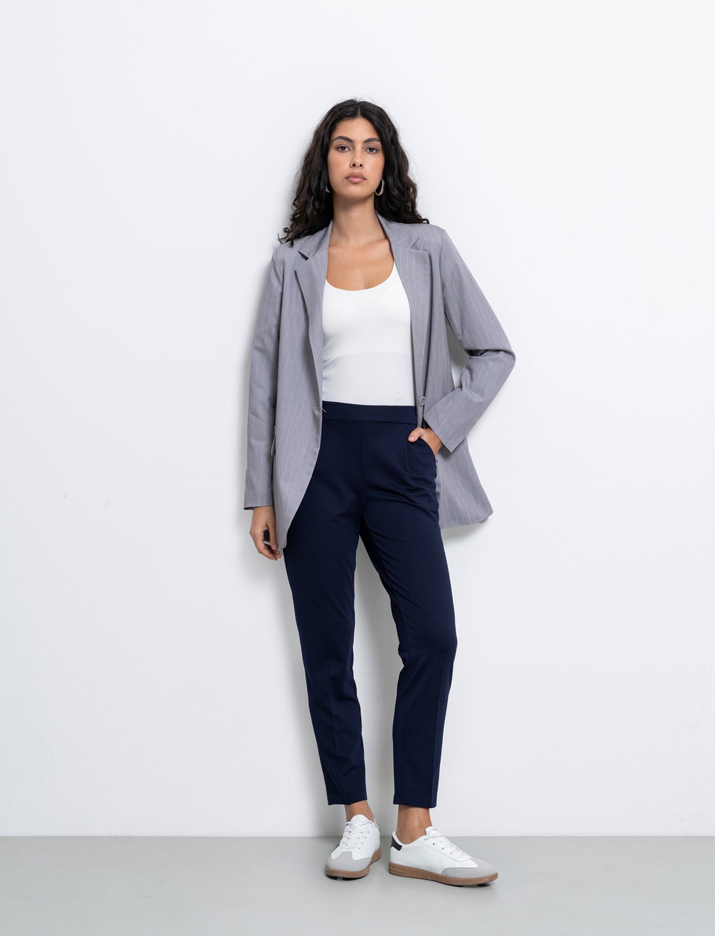 Pantalone elegante con taglio dritto, pieghe frontali e fascia elastica in vita. - Blu