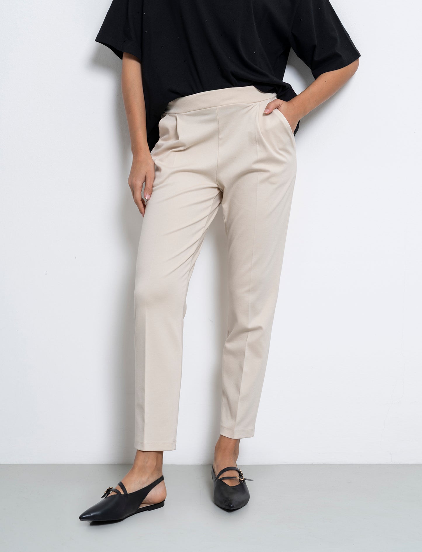 Pantalone elegante con taglio dritto, pieghe frontali e fascia elastica in vita. - Beige corda