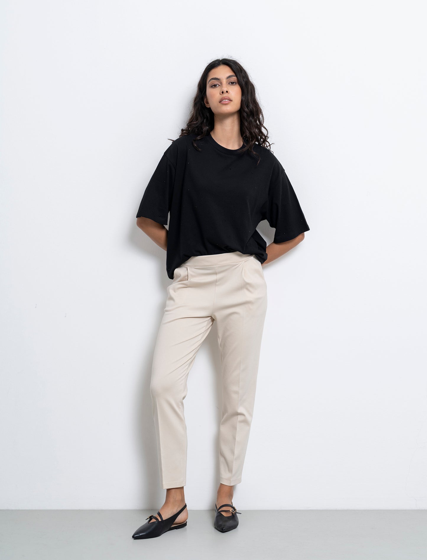 Pantalone elegante con taglio dritto, pieghe frontali e fascia elastica in vita. - Beige corda