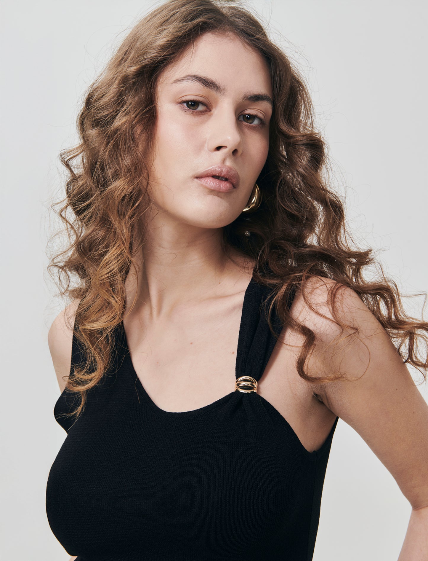 Top in Maglia con Scollo Asimmetrico e Gioiello - Nero