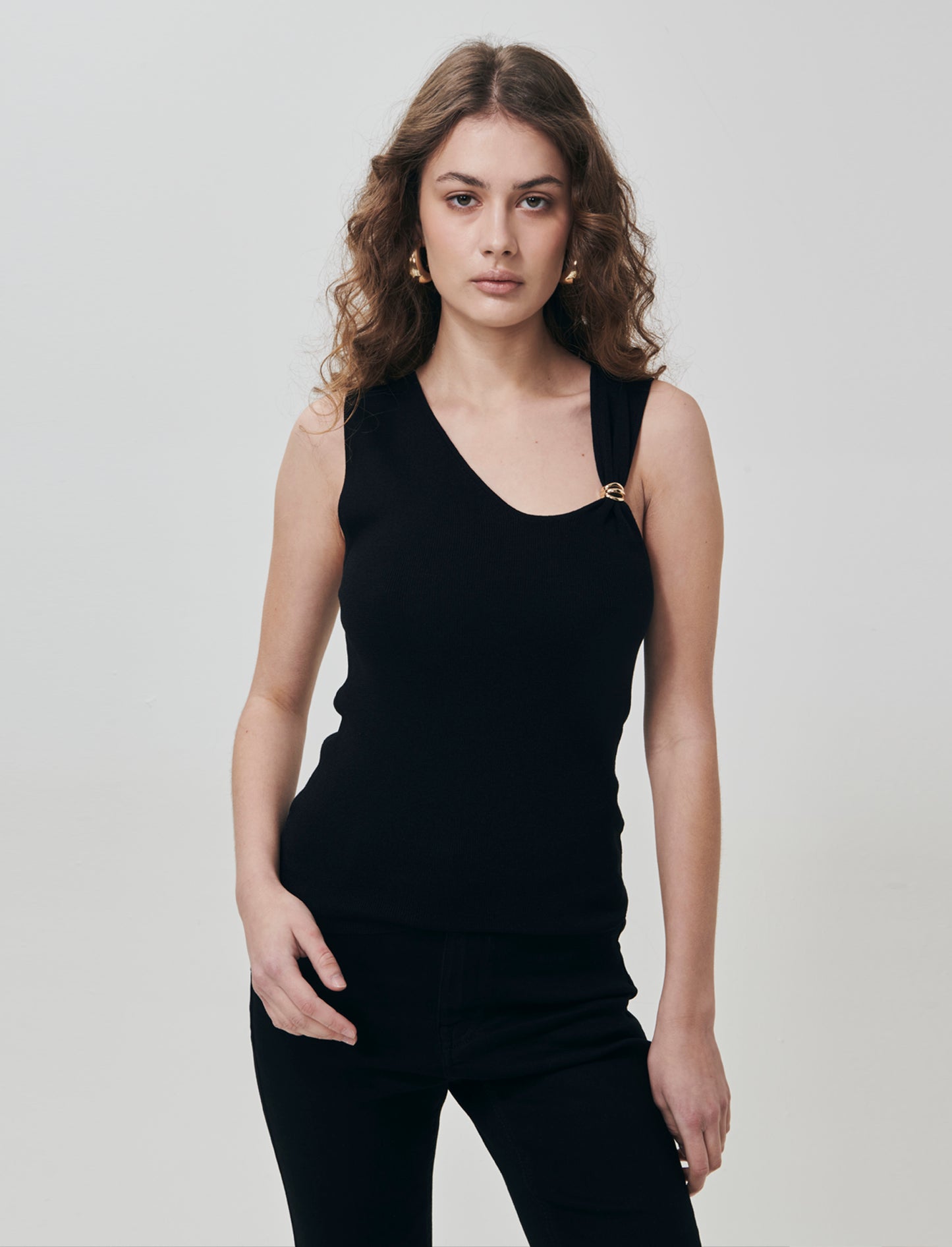Top in Maglia con Scollo Asimmetrico e Gioiello - Nero