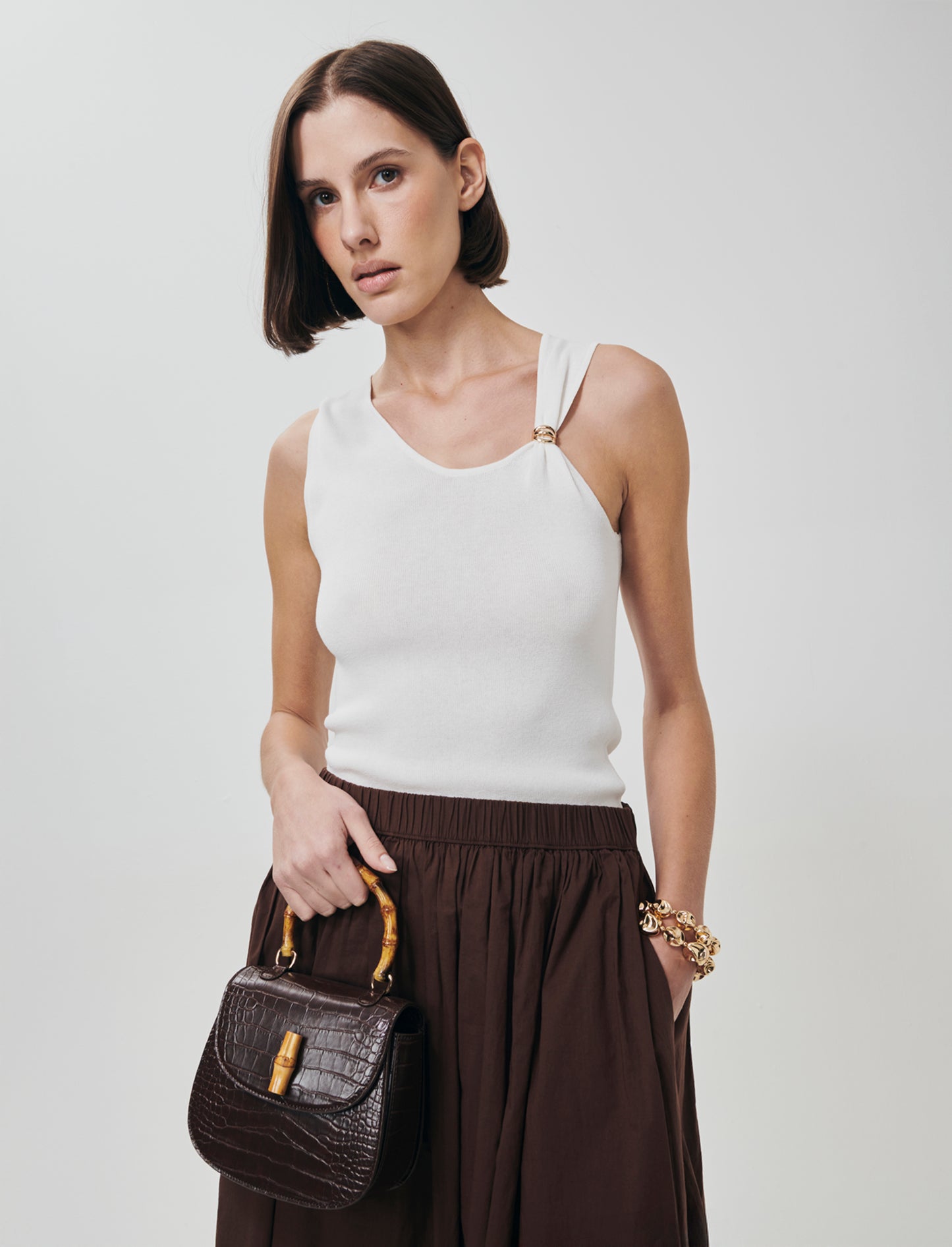 Top in Maglia con Scollo Asimmetrico e Gioiello - Avorio