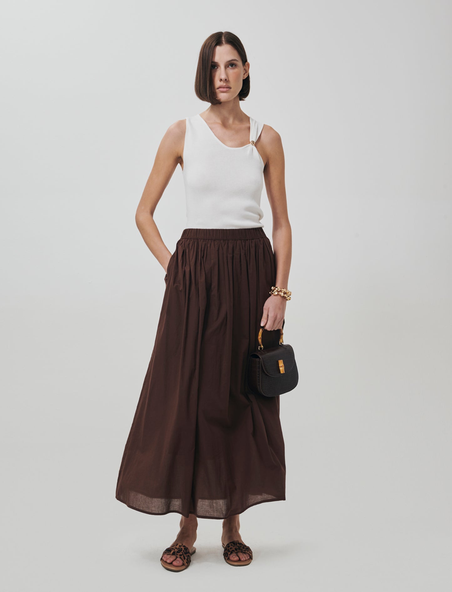 Top in Maglia con Scollo Asimmetrico e Gioiello - Avorio
