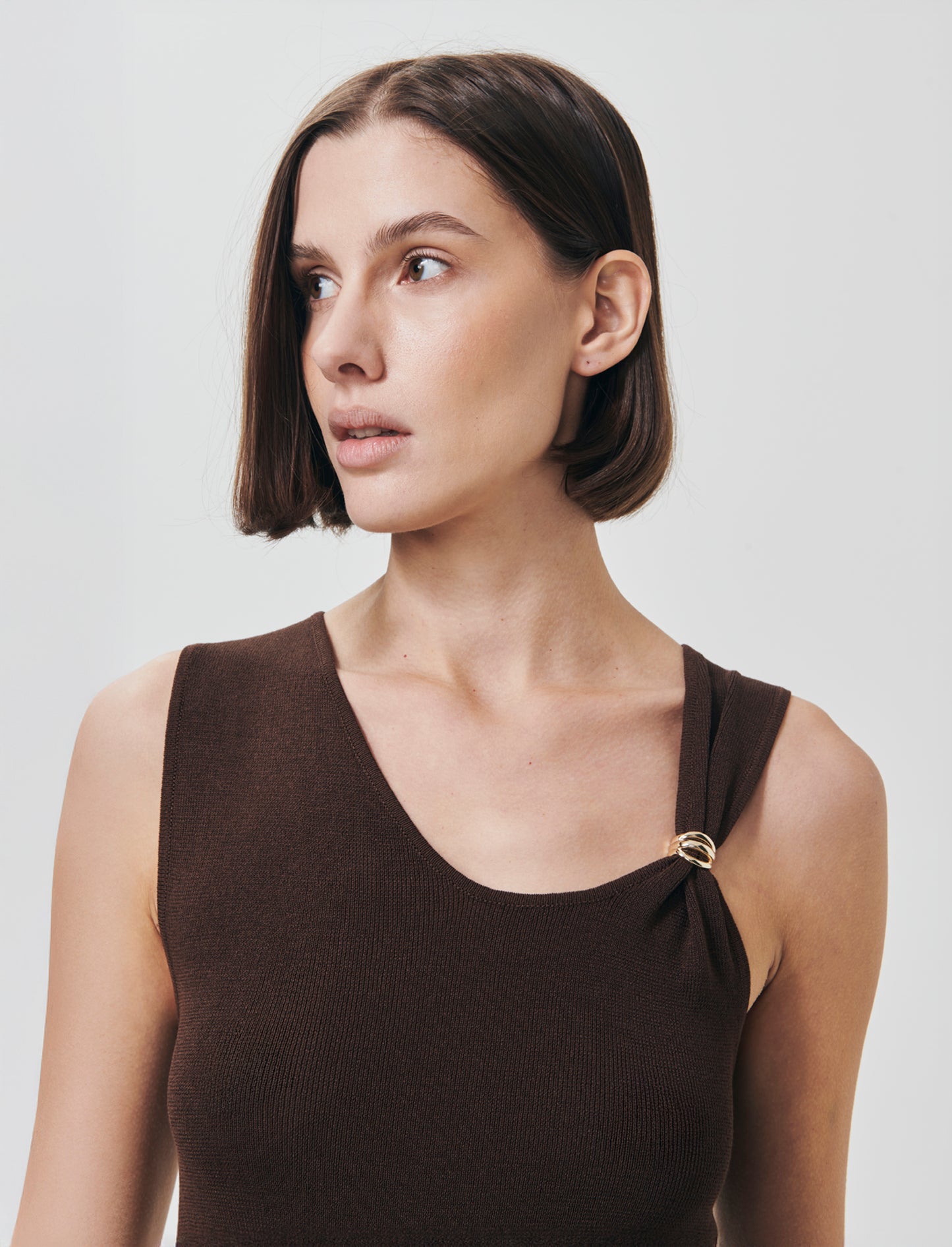 Top in Maglia con Scollo Asimmetrico e Gioiello - Marrone cioccolato