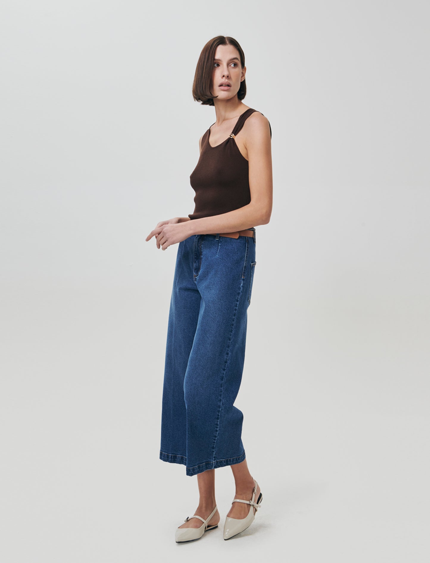 Top in Maglia con Scollo Asimmetrico e Gioiello - Marrone cioccolato