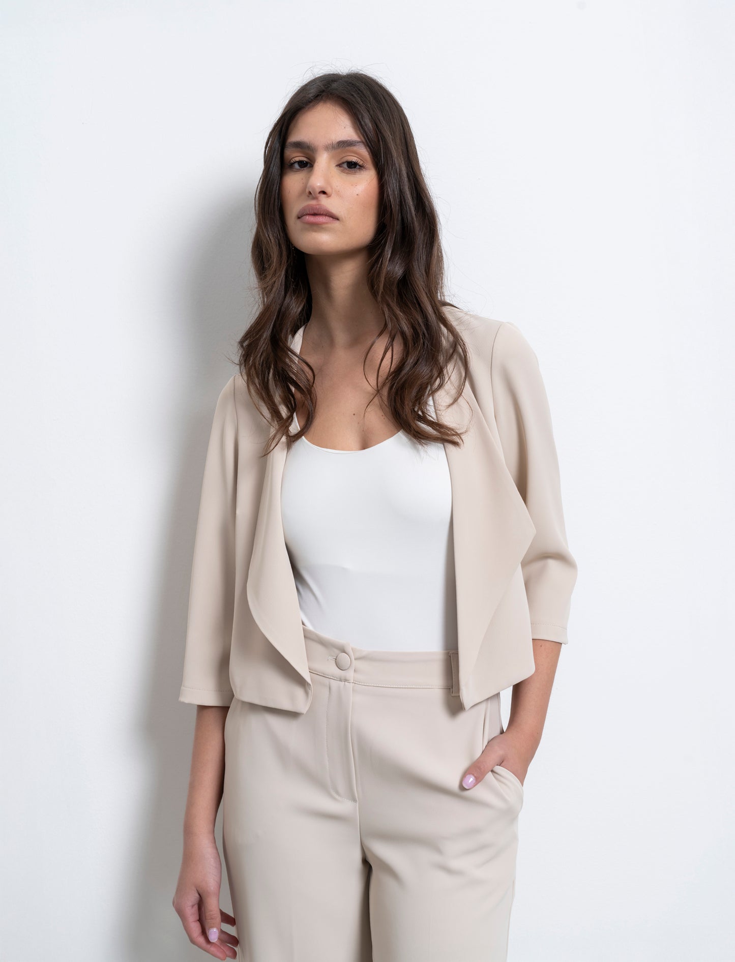 Giacca corta con bavaro largo - Beige