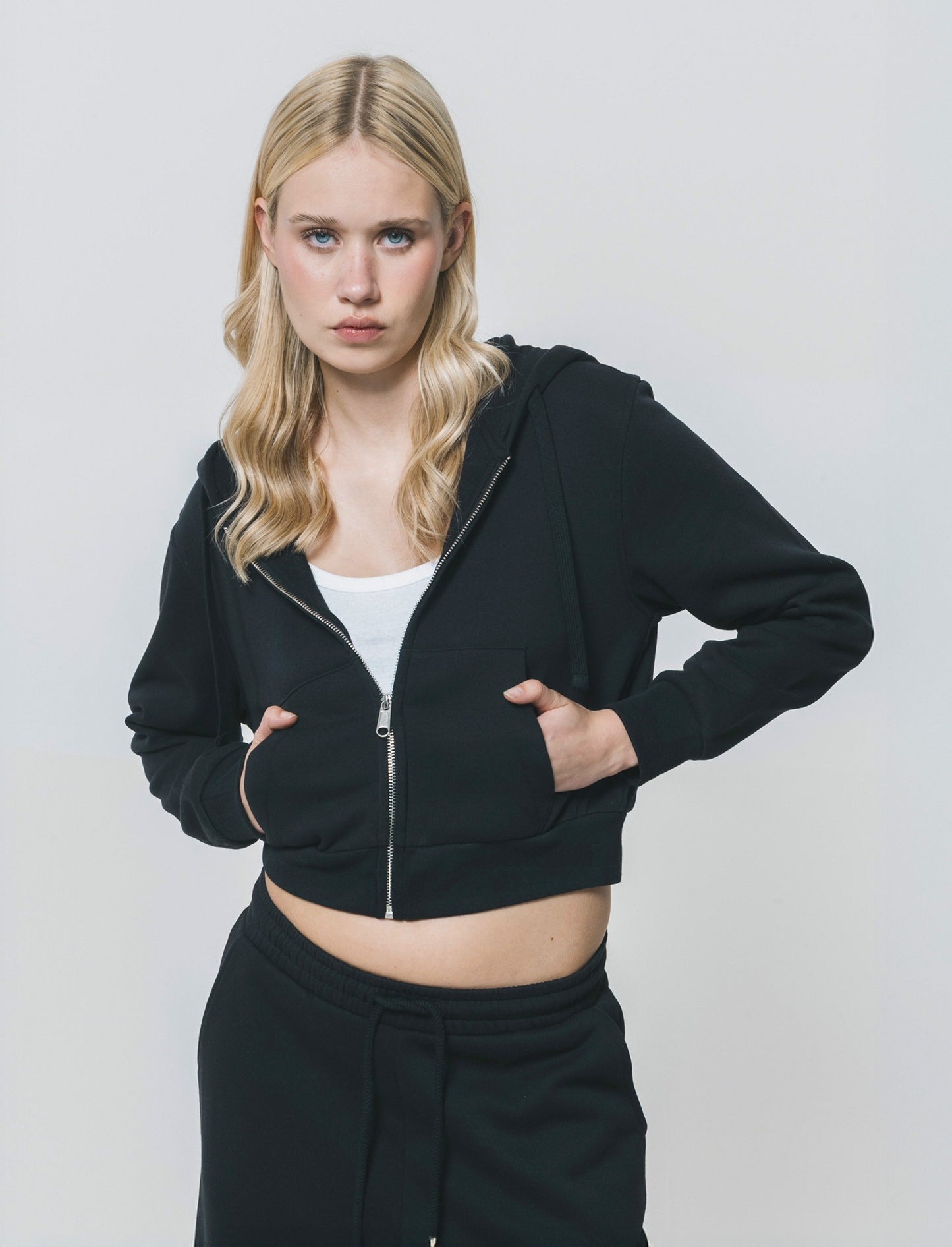 Felpa Crop con Cappuccio e Zip Frontale - Nero