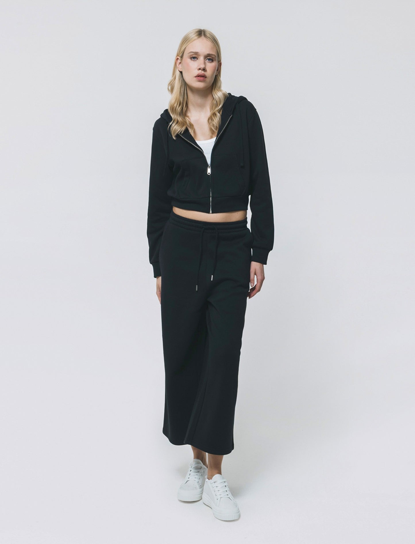 Felpa Crop con Cappuccio e Zip Frontale - Nero