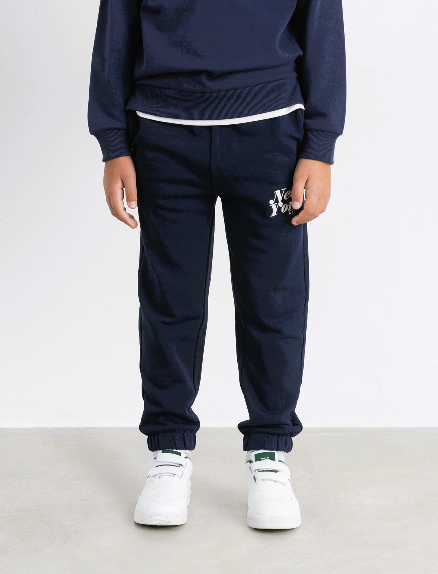 Jogger con ricamo college. - Blu