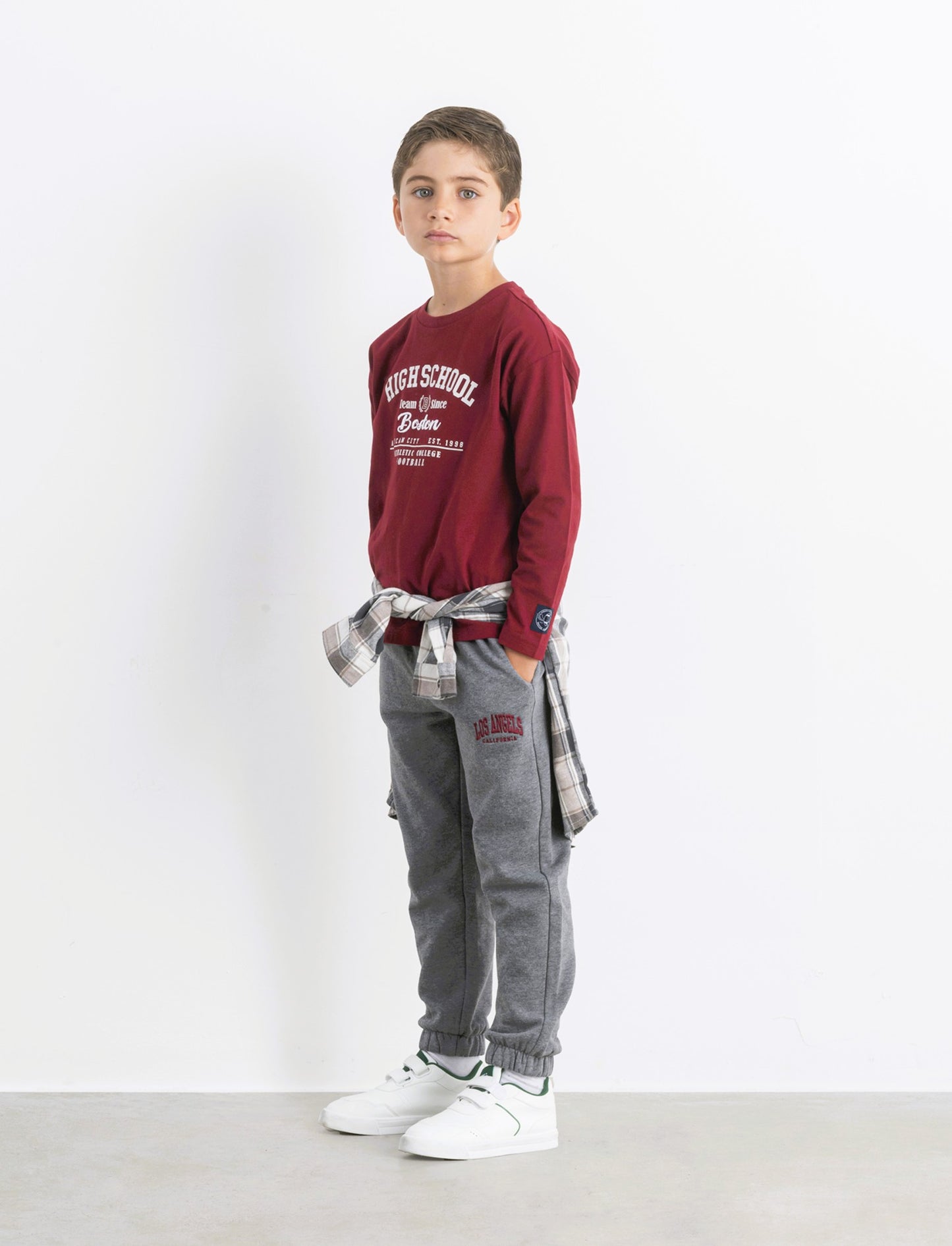 Jogger con ricamo college. - Grigio mel.
