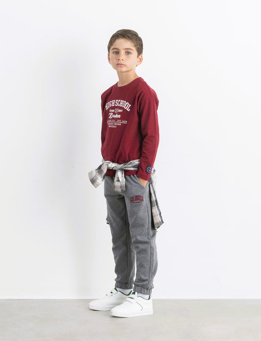 Jogger con ricamo college. - Grigio mel.