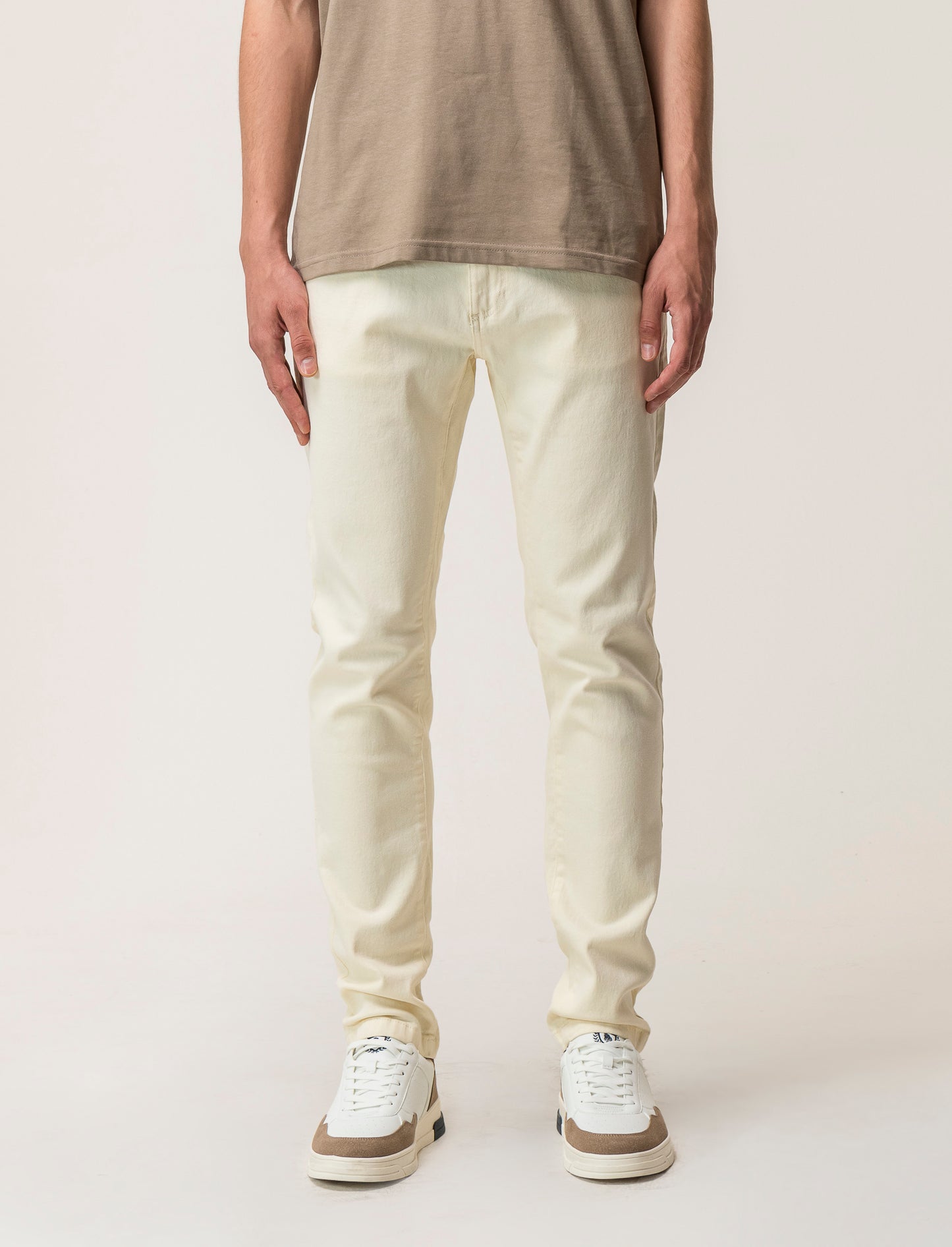 Pantaloni slim fit, cinque tasche in tessuto cotone stretch effetto slavato. Chiusura anteriore con - Bianco