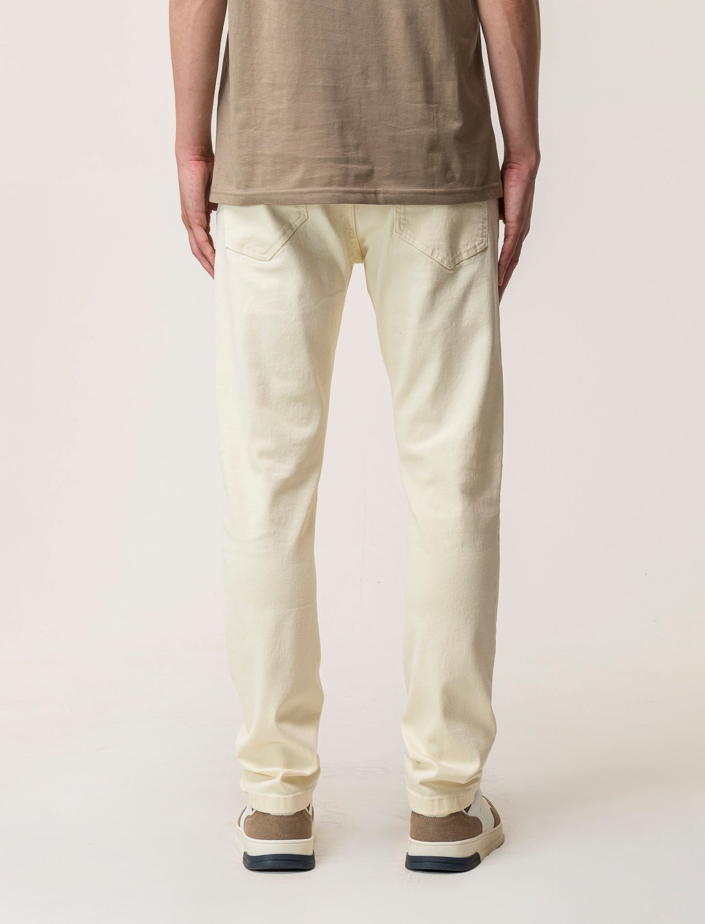 Pantaloni slim fit, cinque tasche in tessuto cotone stretch effetto slavato. Chiusura anteriore con - Bianco