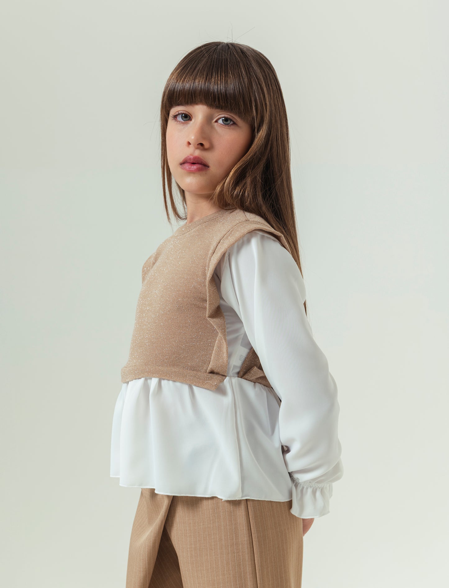 Blusa elegante da bambina. - Beige