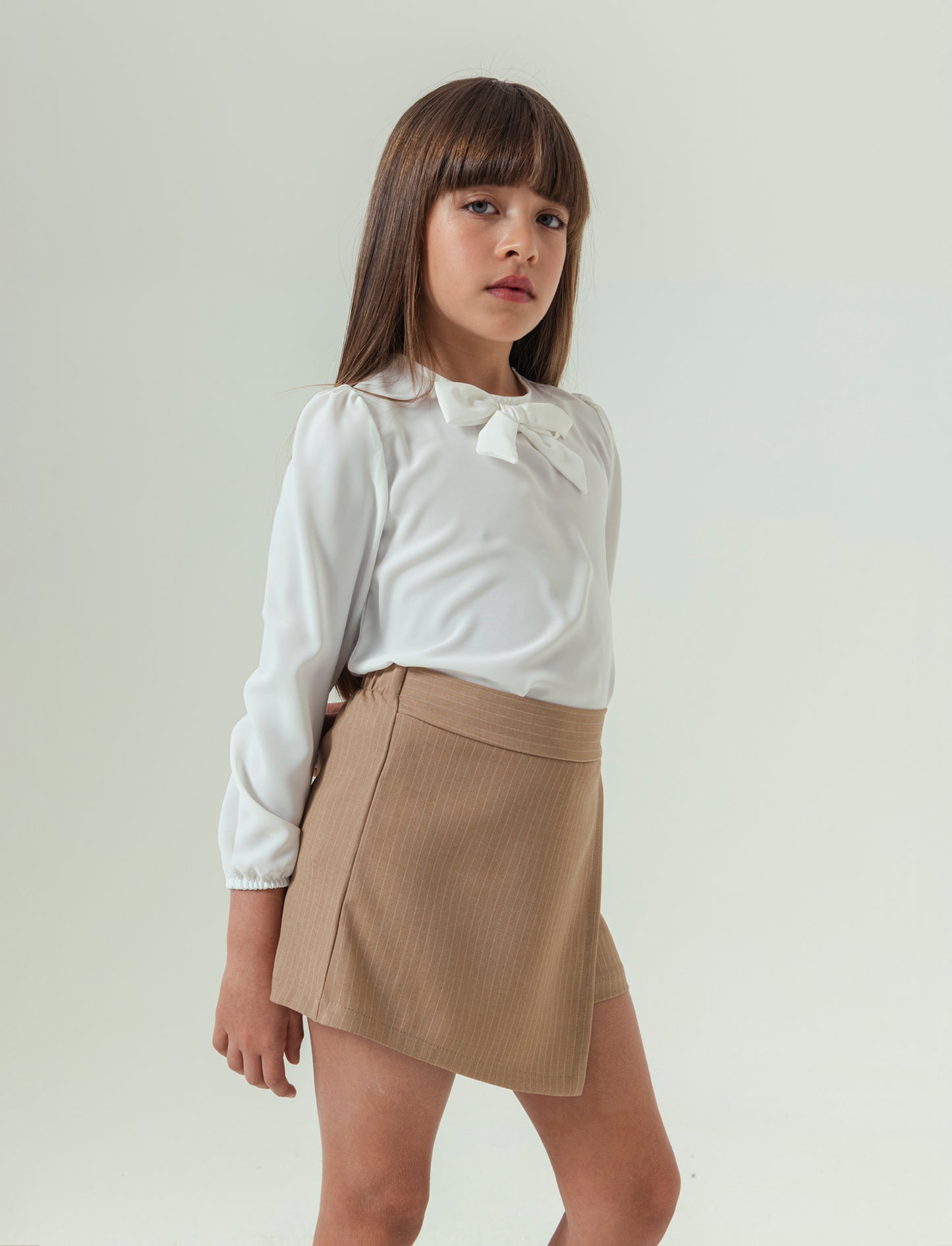 Blusa con fiocco da bambina. - Bianco