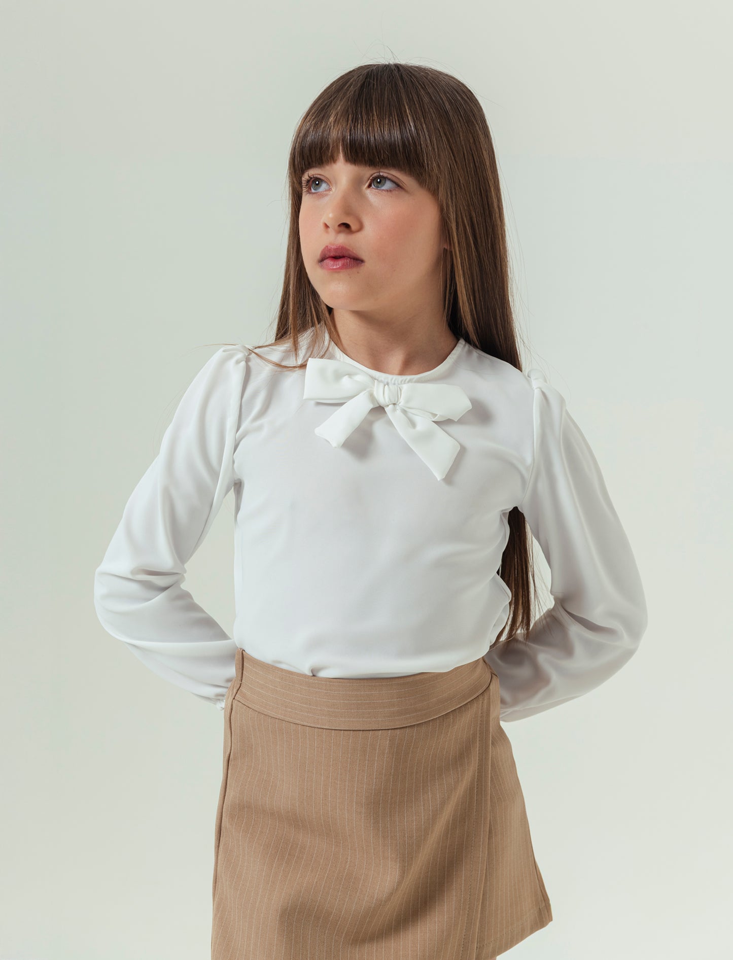 Blusa con fiocco da bambina. - Bianco