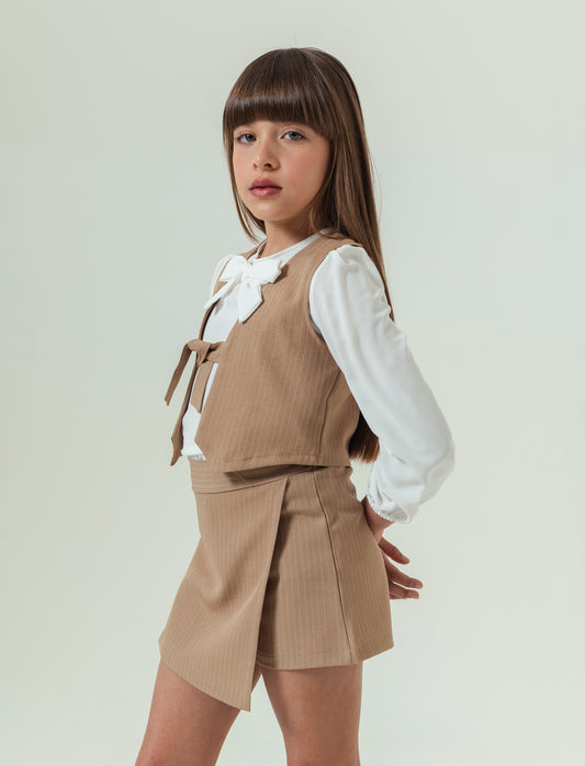 Gilet estivo gessato da bambina. - Beige
