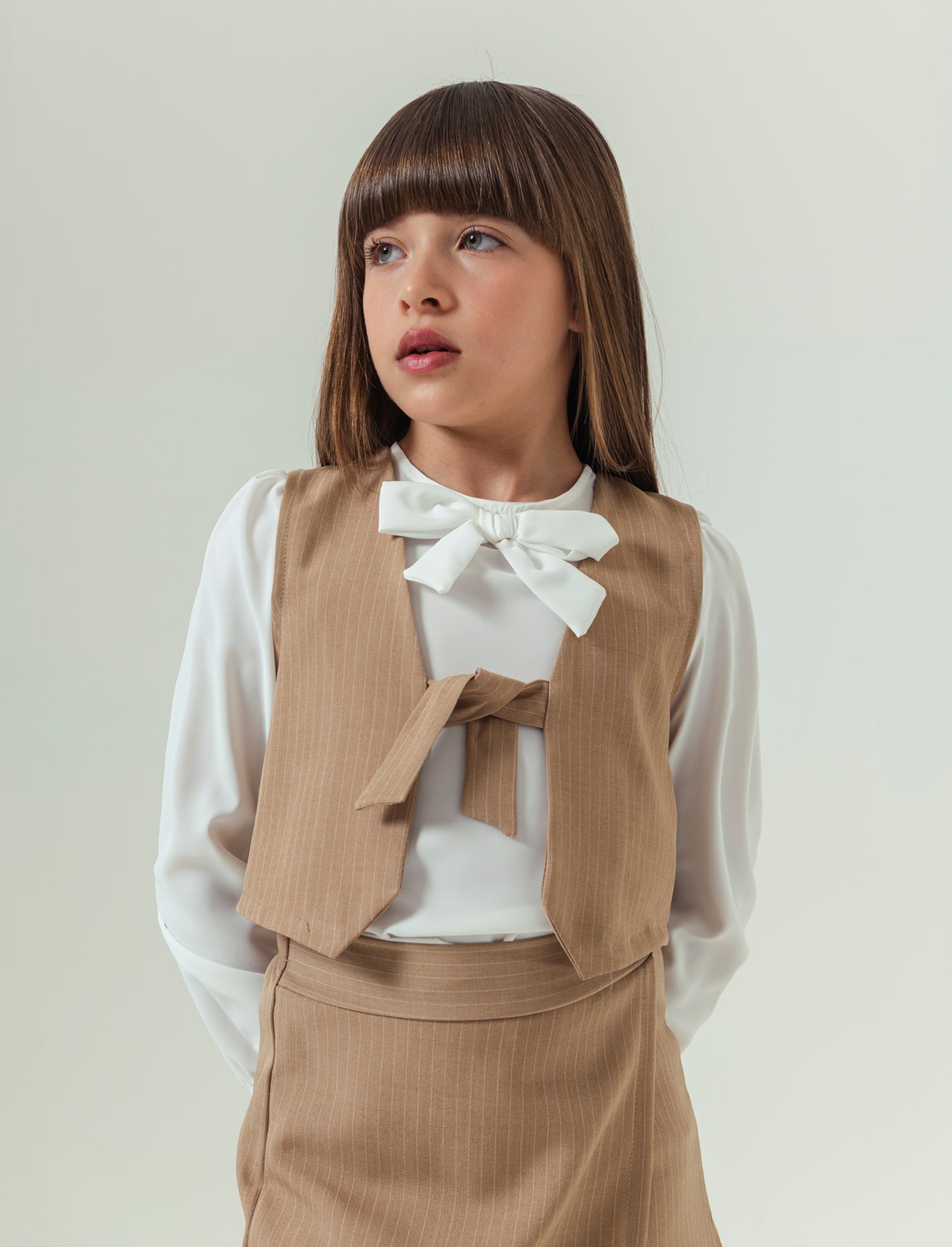 Gilet estivo gessato da bambina. - Beige
