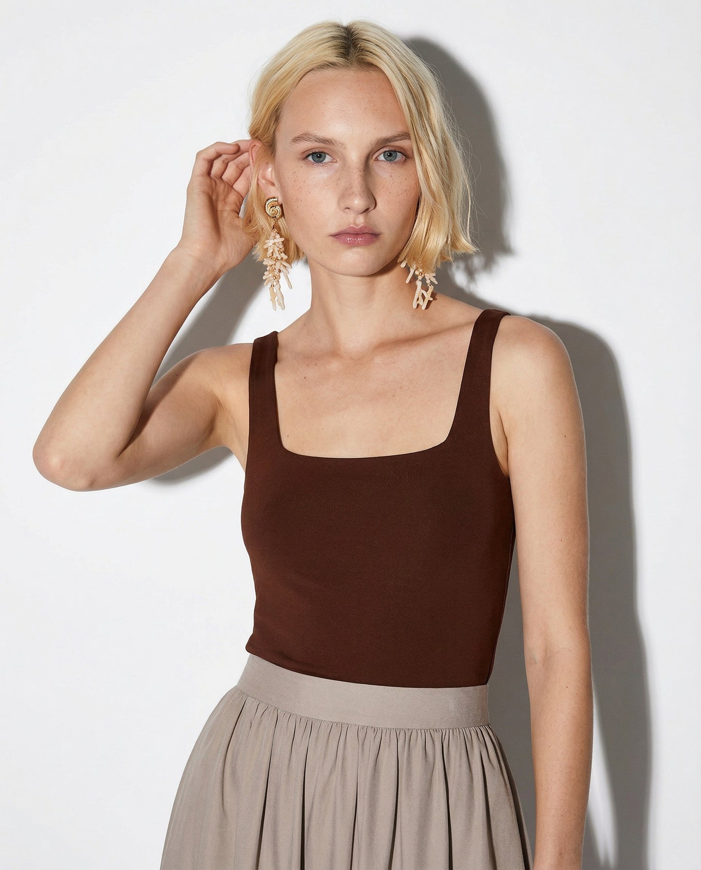 Top con spallina larga e scollo V cut-out - Cognac