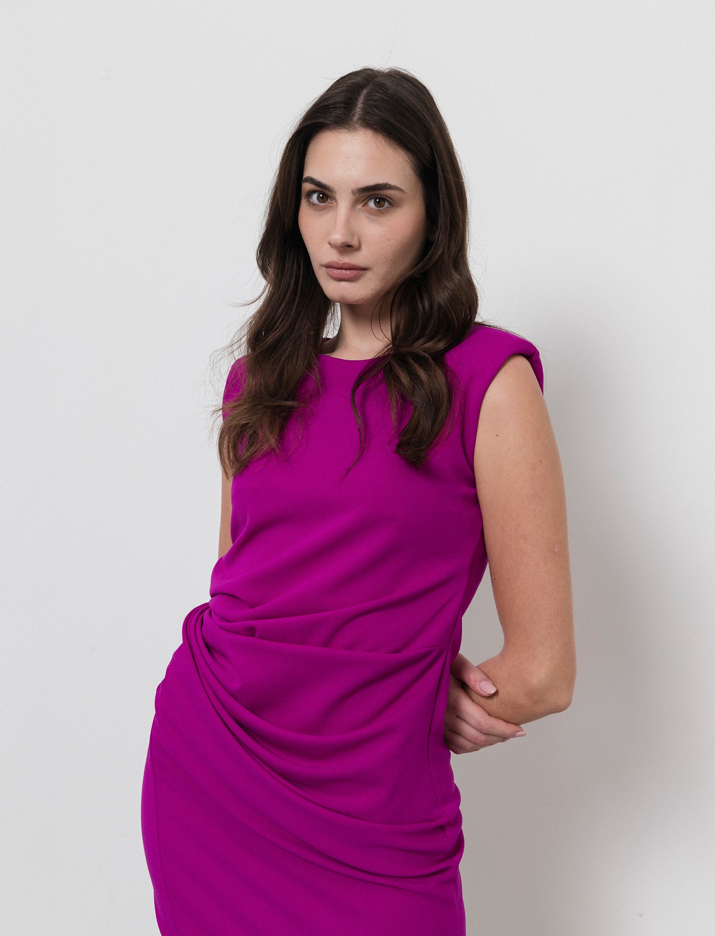 Vestito in tessuto elastico, arriccio sul fianco. - Fuxia