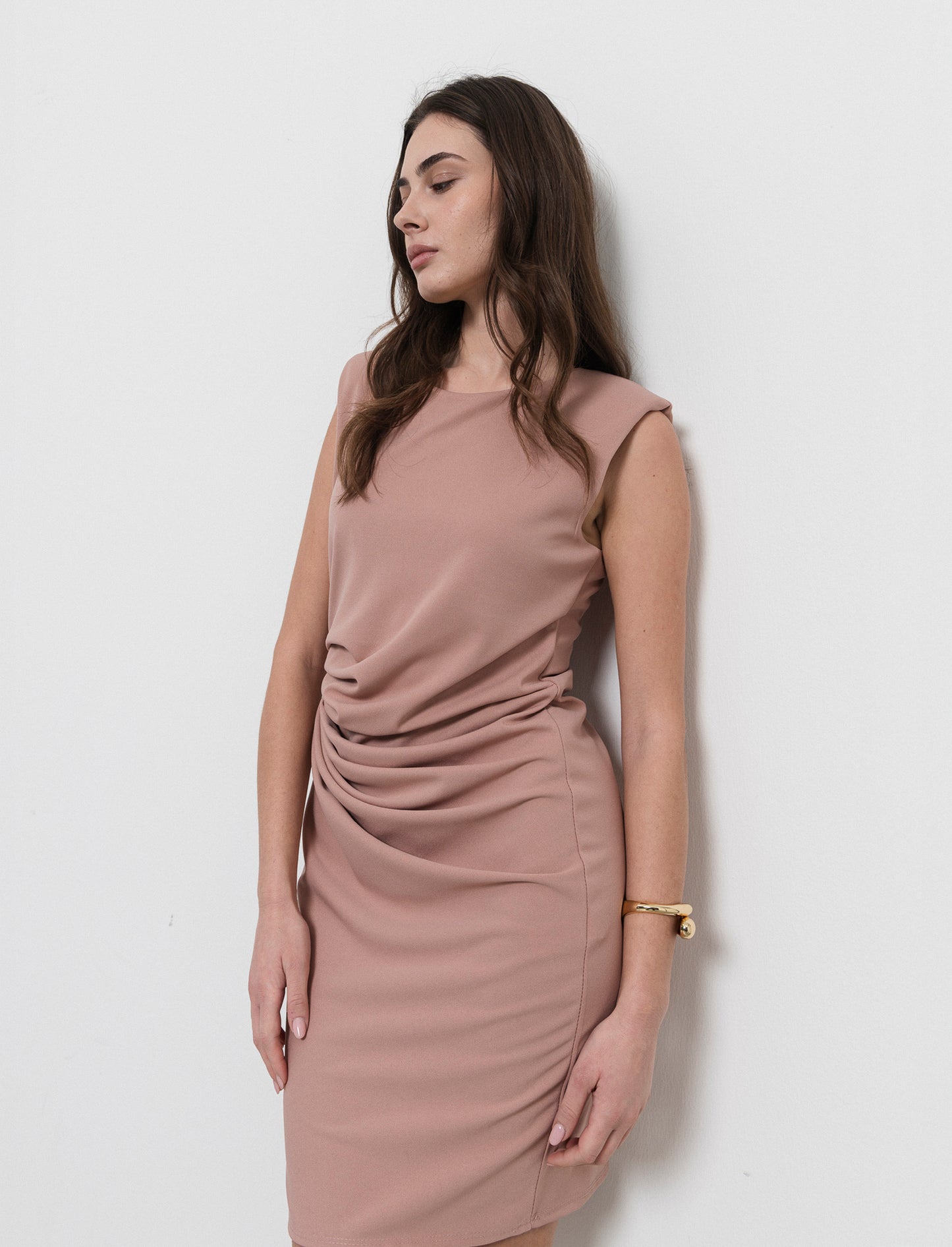 Vestito in tessuto elastico, arriccio sul fianco. - Rosa