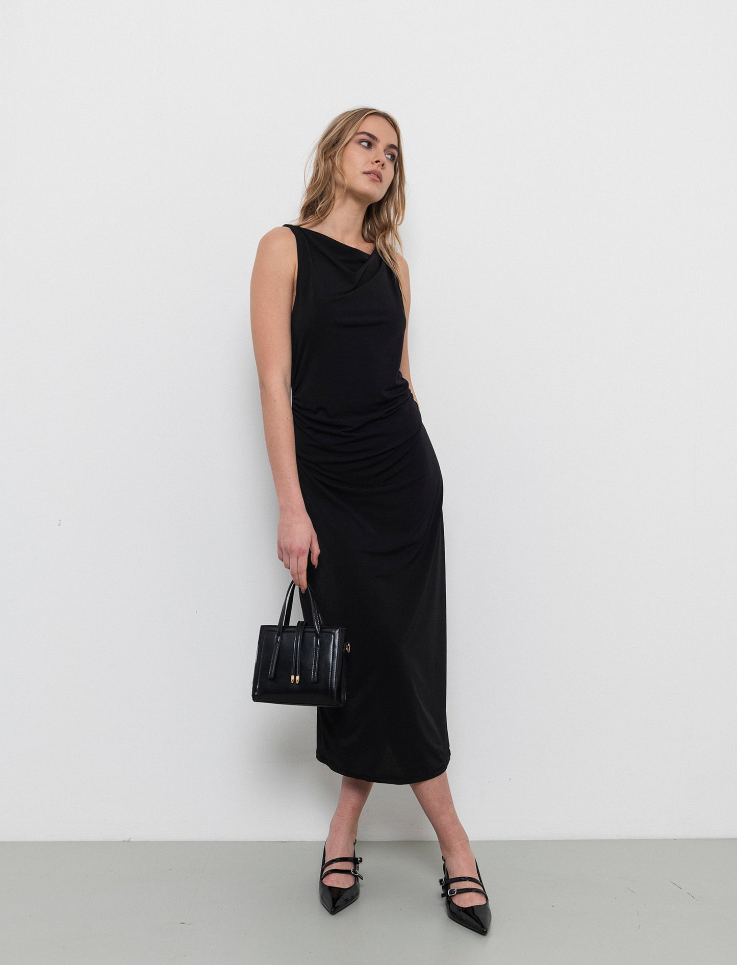 Vestito lungo smanicato in tessuto elastico - Nero